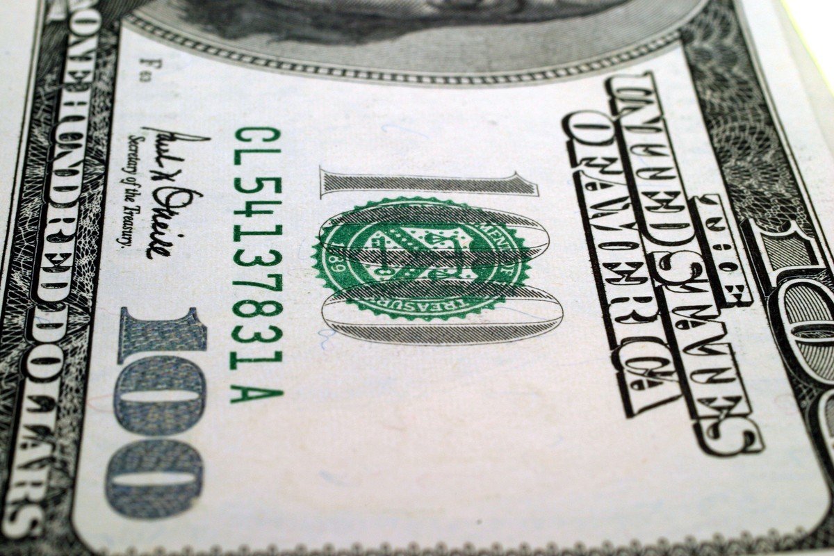 A dívida dos EUA já ultrapassa US$ 40 trilhões, segundo dados oficiais Nota de 100 dólares americanos em close-up