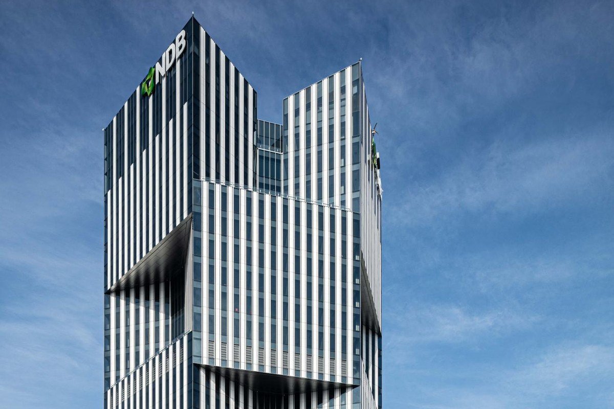 Torre da sede do Novo Banco de Desenvolvimento (NDB), o banco do BRICS, em Xangai, na China, com o logotipo do banco no topo