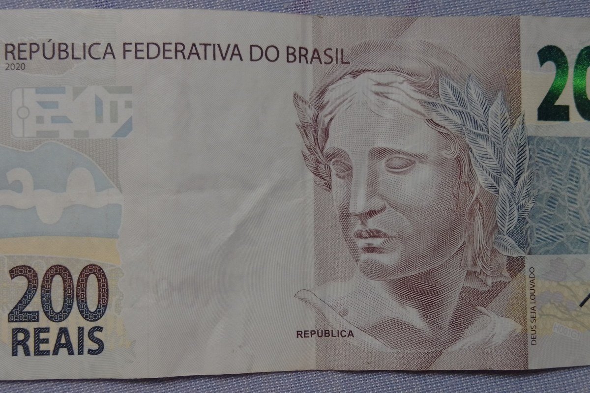 O valor do salário mínimo previsto para 2027, R$ 1.741, impacta diretamente o orçamento de 61,9 milhões de pessoas Cédula de 200 reais, dinheiro brasileiro, ilustrando o valor do salário mínimo discutido na matéria
