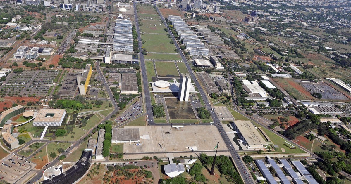 Praça dos Três Poderes: onde tramita o Projeto de Lei Orçamentária Anual (PLOA) de 2027, enviado nesta segunda-feira Vista aérea da Praça dos Três Poderes em Brasília, com Congresso Nacional, Palácio do Planalto e STF, onde tramita o Orçamento de 2027