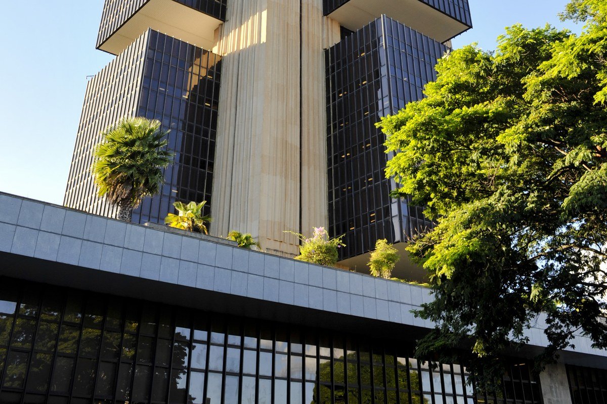 Banco Central: a instituição por trás da Selic, apontada por analistas como o principal freio ao crescimento do PIB Sede do Banco Central do Brasil, instituição responsável pela Selic, citada como fator que limita o crescimento do PIB
