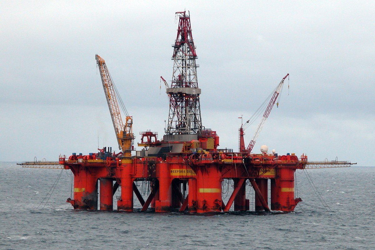 Produção de petróleo e oferta global Plataforma de perfuração de petróleo no Mar do Norte, ilustrando a produção que compõe a oferta global regulada pela OPEP+