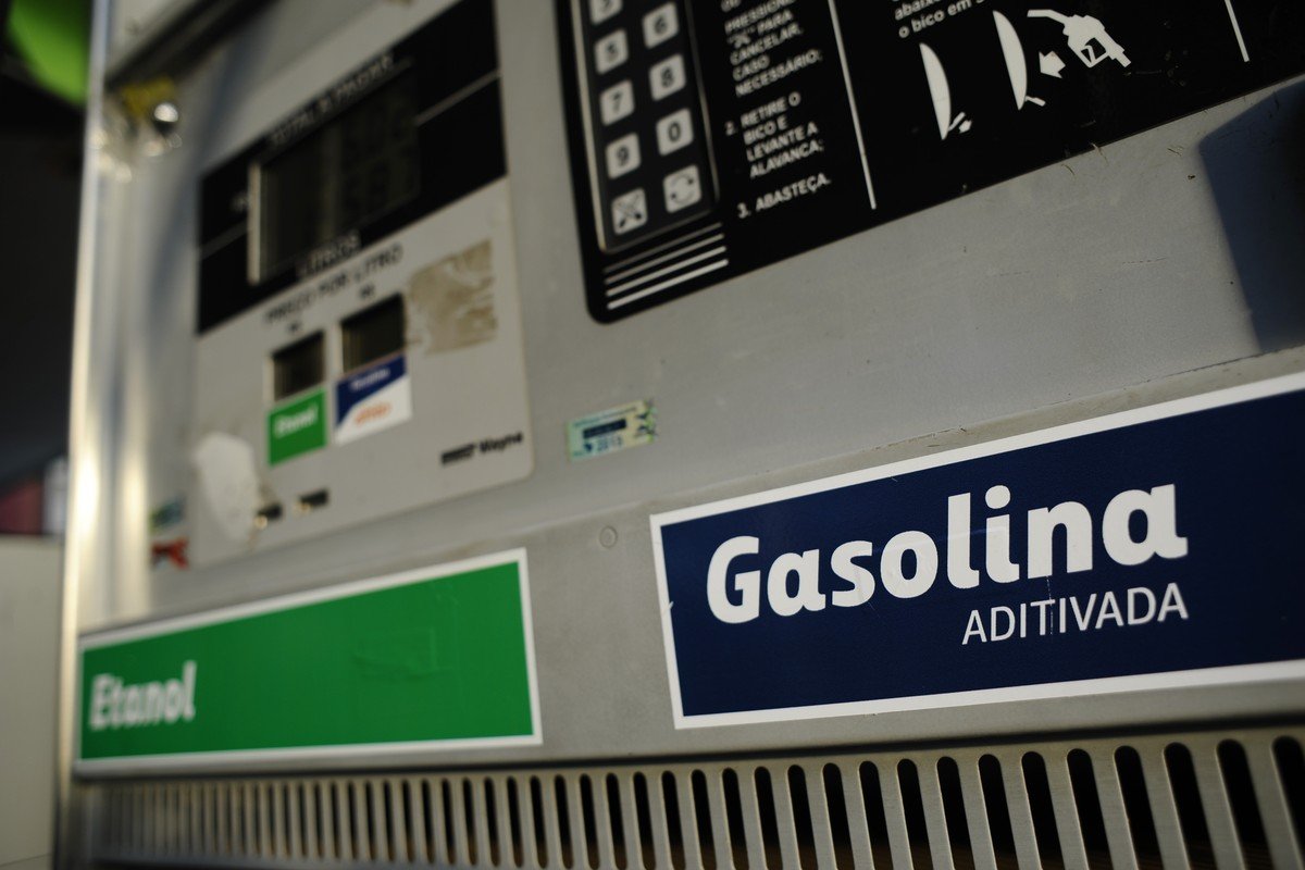 Uma alta prolongada do petróleo internacional tende a pressionar os preços de combustíveis no Brasil Bomba de combustível em posto de gasolina no Brasil