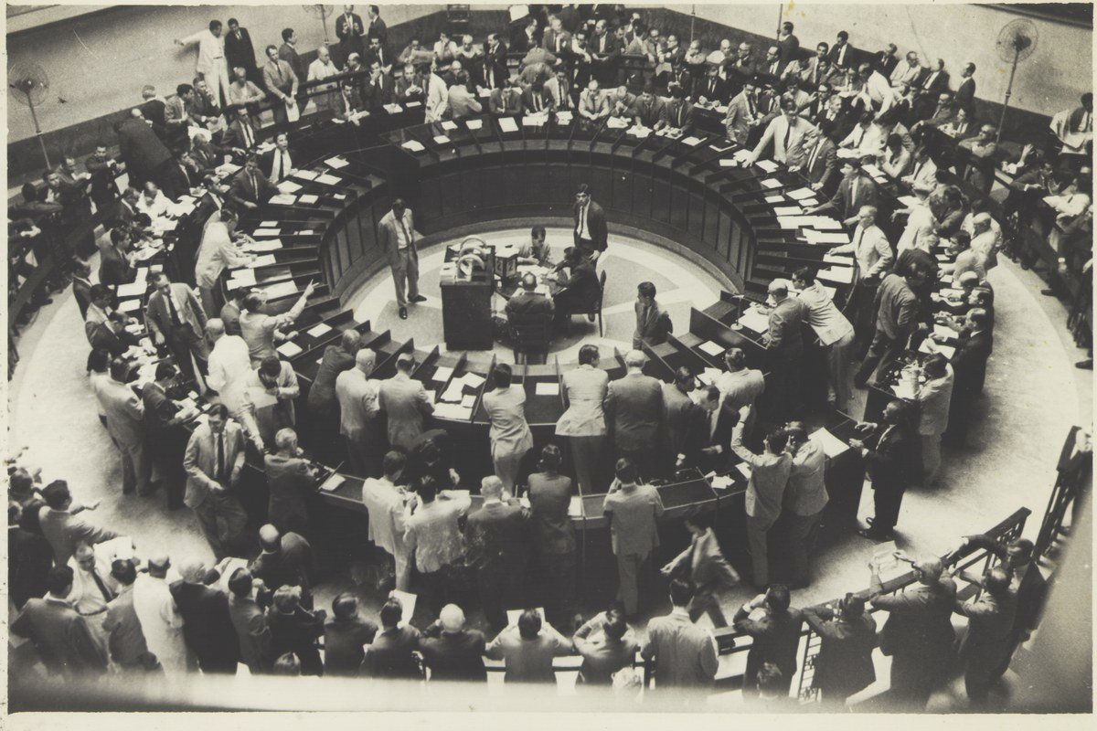 Foto histórica do pregão viva-voz de uma bolsa de valores, ilustrando a negociação manual que precedeu a automatização de ETFs e fundos