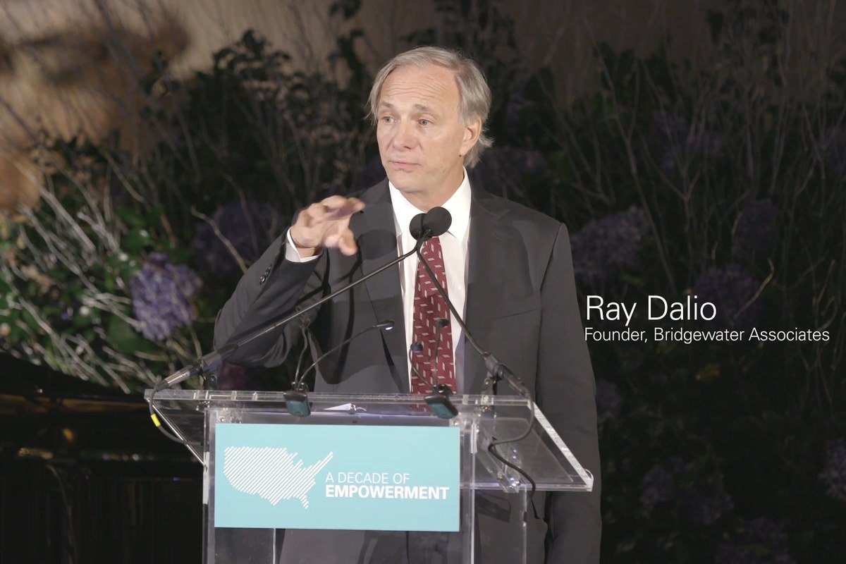 Ray Dalio discursando na celebração de 10 anos da Grameen America, no Metropolitan Museum of Art, em Nova York
