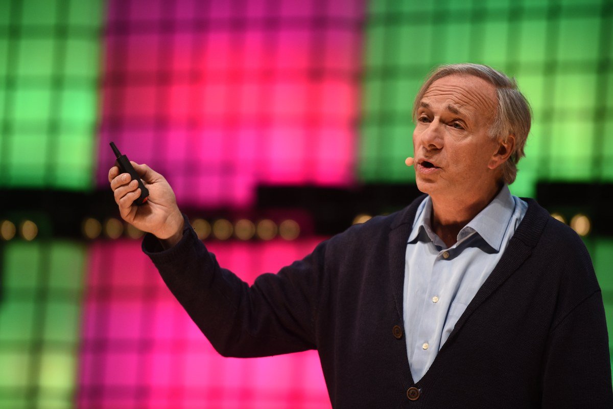 Ray Dalio discursando no palco do Web Summit 2018, em Lisboa