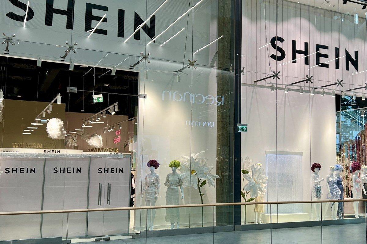A Shein expandiu para lojas físicas em diversos países, além do e-commerce Loja física da Shein em shopping de Varsóvia, Polônia