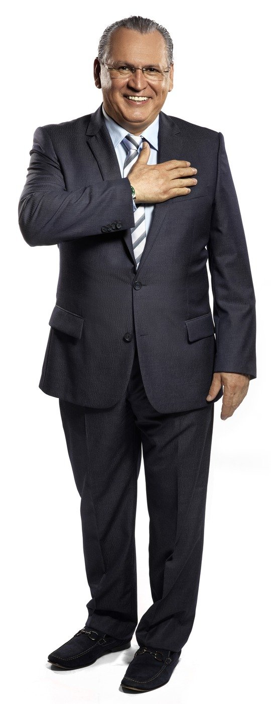 Retrato de Sidney Oliveira, fundador da Ultrafarma, em terno escuro sorrindo