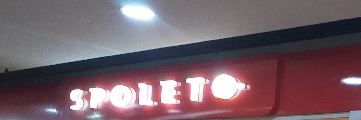 Fachada antiga de uma loja Spoleto, com o logo em fundo vermelho, antes do reposicionamento visual da marca