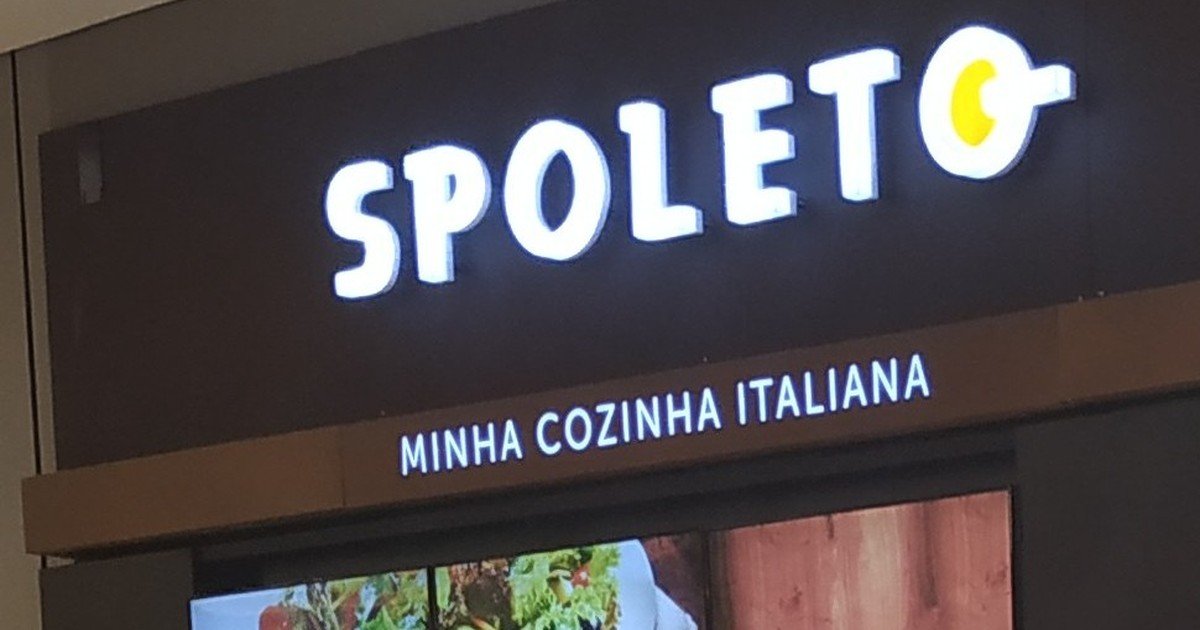 Fachada moderna de uma loja Spoleto no Mogi Shopping, com o slogan atual 'Minha Cozinha Italiana'