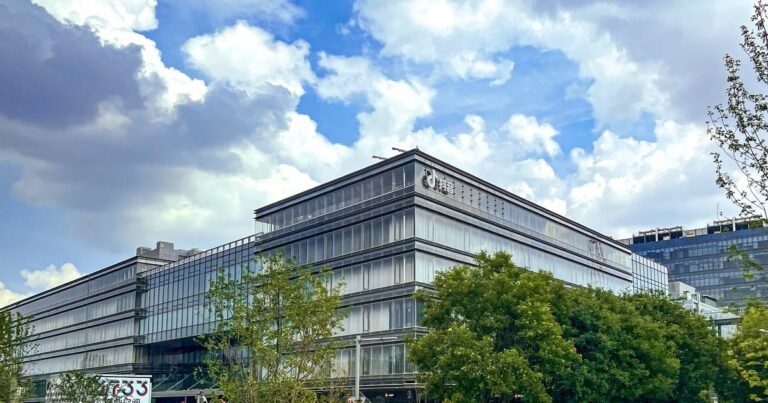 A história do TikTok: do agregador de notícias chinês ao "apagão" nos EUA e à joint venture com a Oracle