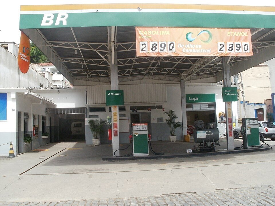 Posto com a bandeira BR — a marca que sobreviveu a meio século de história e duas trocas de controle acionário Fachada de um posto de combustível com a bandeira BR verde e amarela, bombas de gasolina e etanol e uma loja de conveniência ao fundo