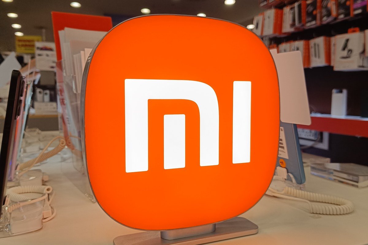 Produto oficial da Xiaomi exibindo o logotipo da marca em uma loja