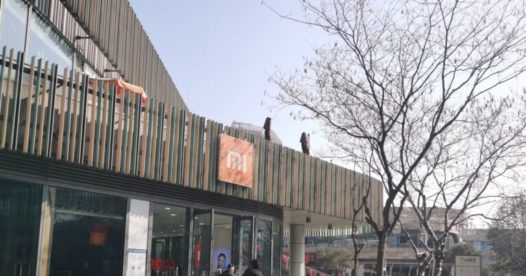 A história da Xiaomi: de startup de celulares baratos ao carro elétrico que já vendeu mais de 100 mil unidades