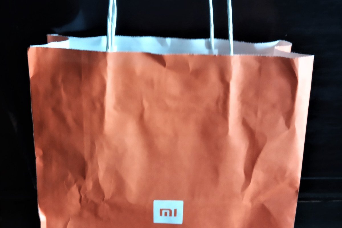 Embalagem oficial de um smartphone Xiaomi Redmi