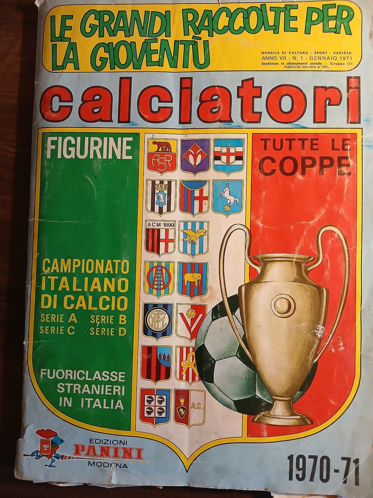 Capa do álbum de figurinhas Calciatori 1970-71 da Panini, com escudos de clubes italianos e uma taça