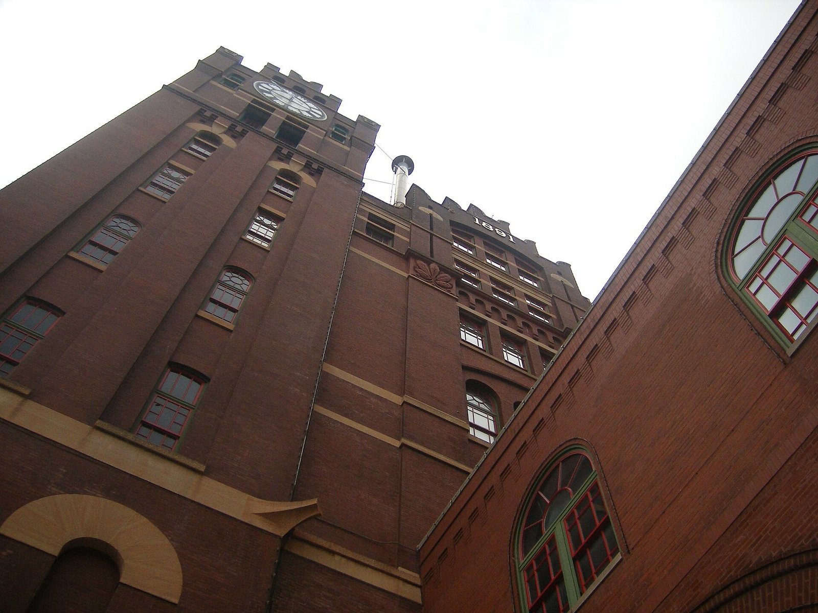 Prédio histórico de tijolos vermelhos da cervejaria Anheuser-Busch em St. Louis, visto de baixo para cima