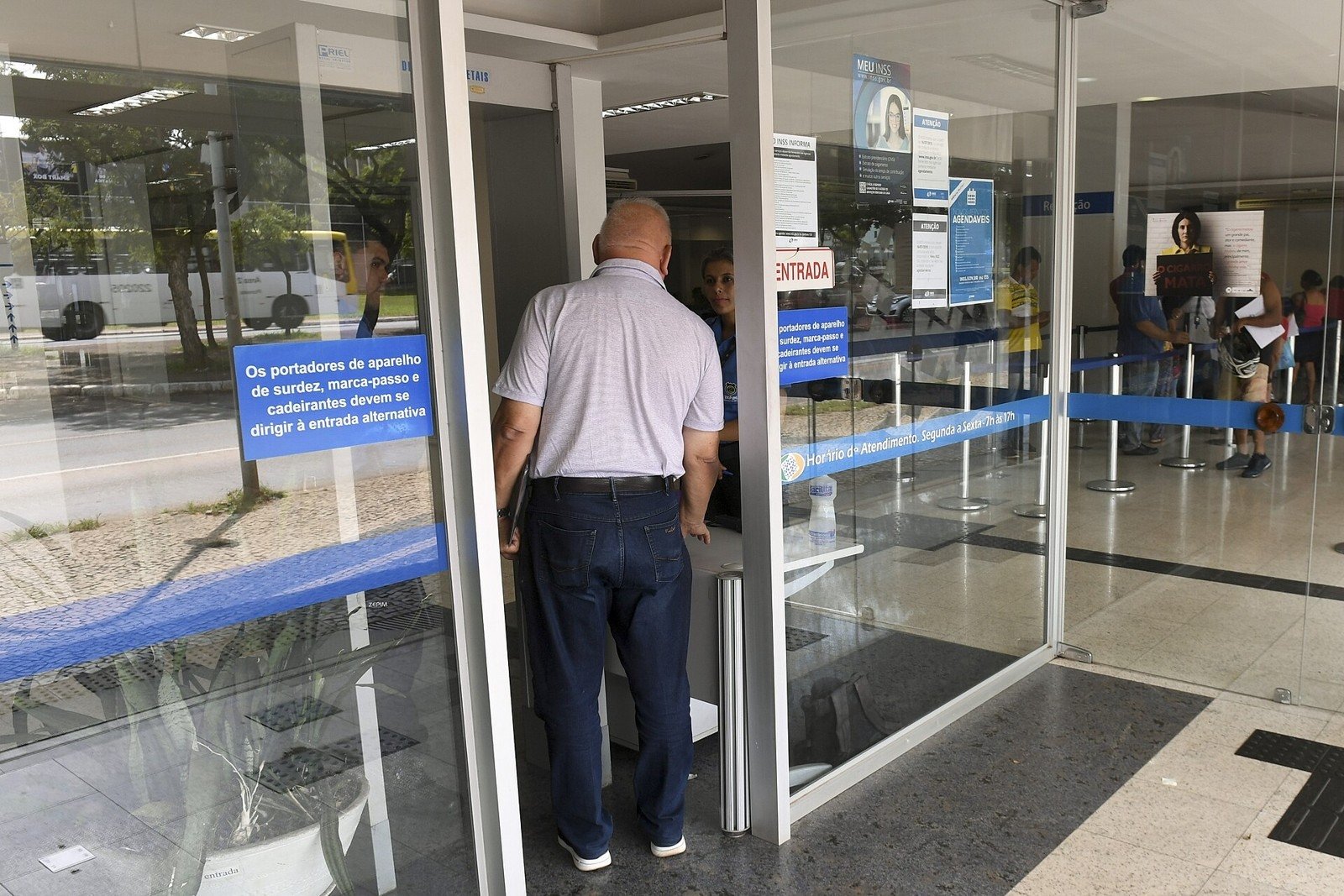 Fachada do INSS. O auxílio-acidente depende da análise dos requisitos previdenciários e da sequela.