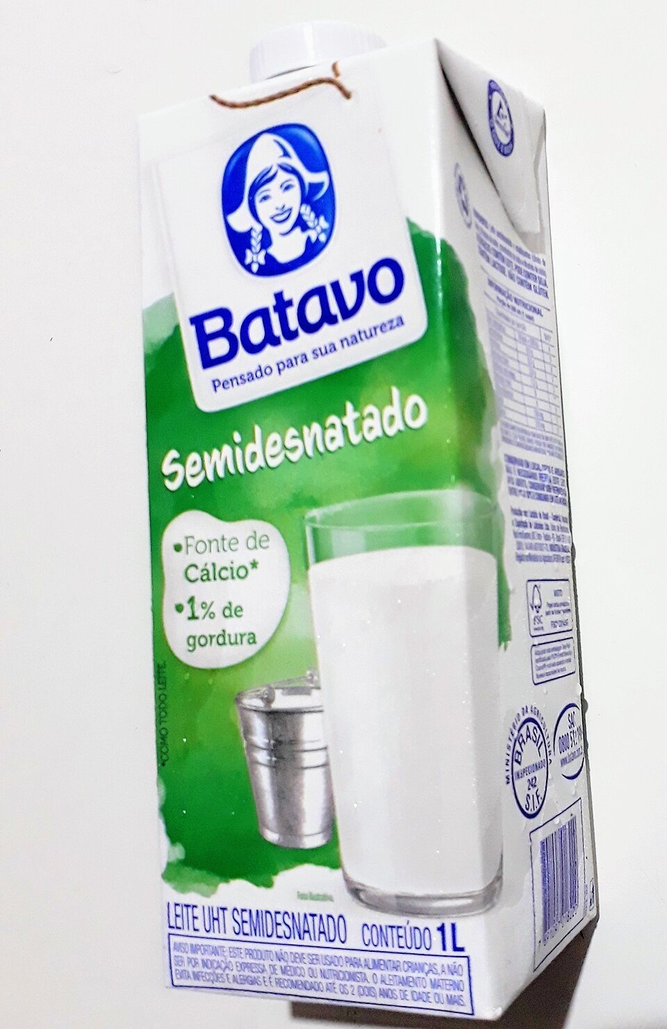Caixinha de leite UHT semidesnatado da marca Batavo, com a ilustração de uma moça de touca no rótulo