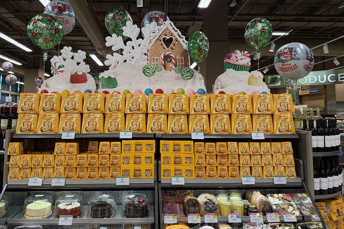 Prateleiras de supermercado em Miami cheias de caixas amarelas de panetone Bauducco, com decoração de Natal