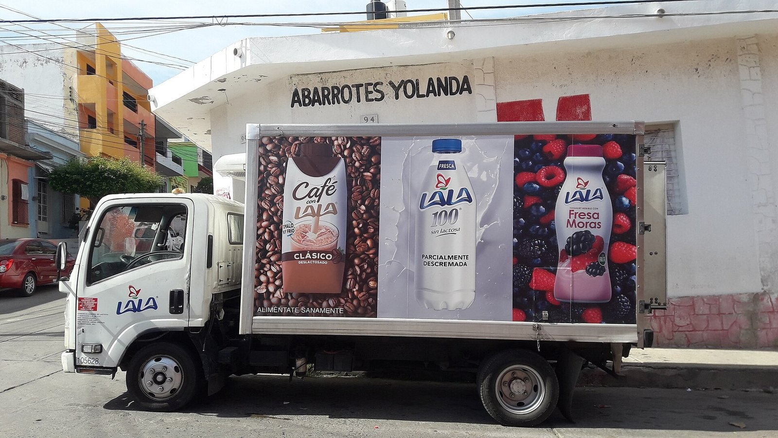 Vigor é de quem? Como a marca de laticínios de 1917 passou da JBS à mexicana Lala 4 Caminhão de entregas da Lala com propagandas de leite e café com leite estacionado em frente a um armazém em Mazatlán, México