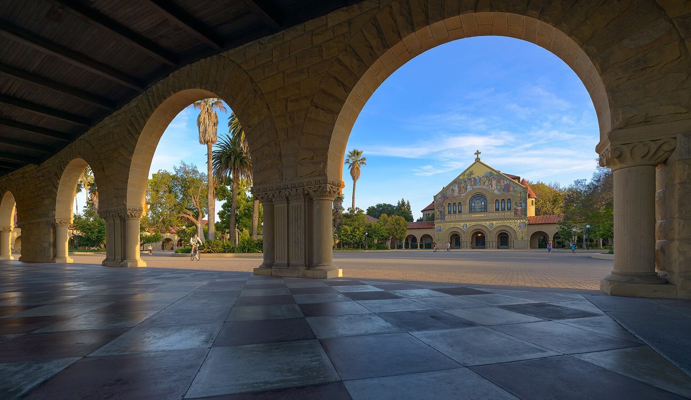 Arcos do campus da Universidade Stanford com a Memorial Church ao fundo