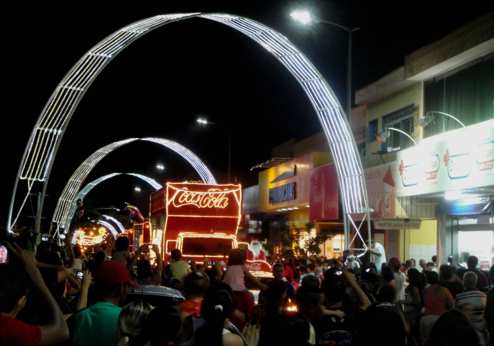 A Coca-Cola inventou o Papai Noel de roupa vermelha? Mito e história 9 Público acompanha a caravana de Natal da Coca-Cola em Sertãozinho (SP), em dezembro de 2013.