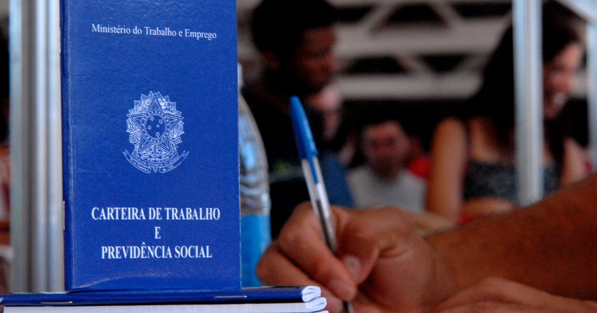 Fim da 6x1 é promulgado: jornada cai para 42 horas em dezembro; veja o que muda 4 Carteira de Trabalho e Previdência Social sobre uma mesa