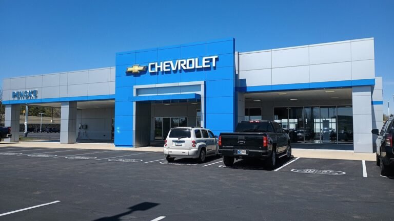 Concessionária Chevrolet com o logotipo da gravata-borboleta em Indianápolis