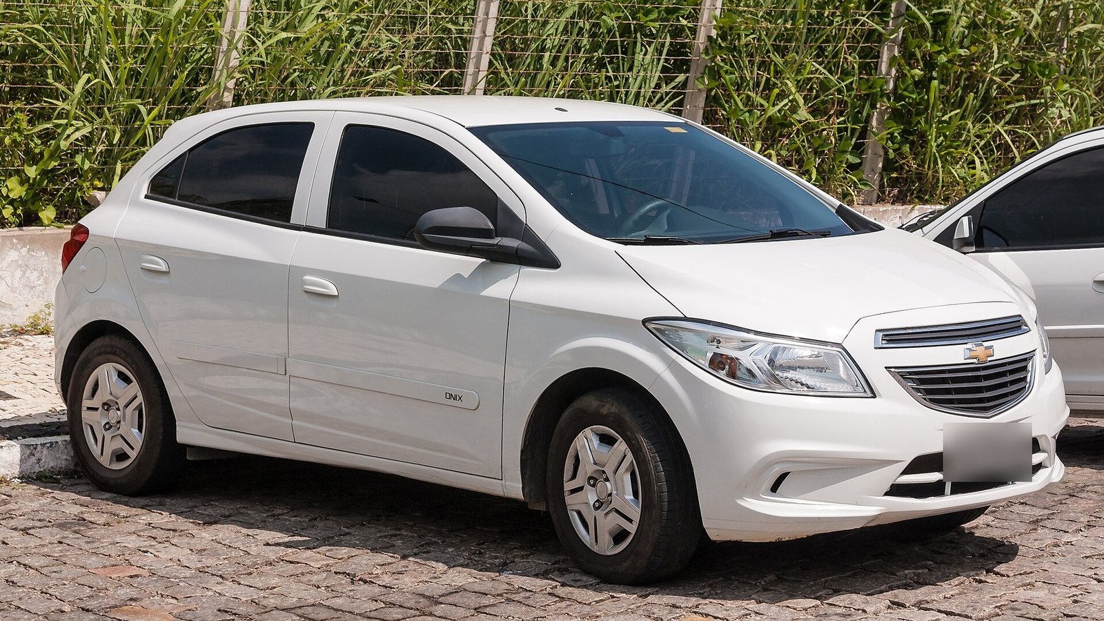A Chevrolet é americana? Quem é o dono da GM, marca do Onix e do Opala 7 Chevrolet Onix LT fotografado no Brasil em 2015.