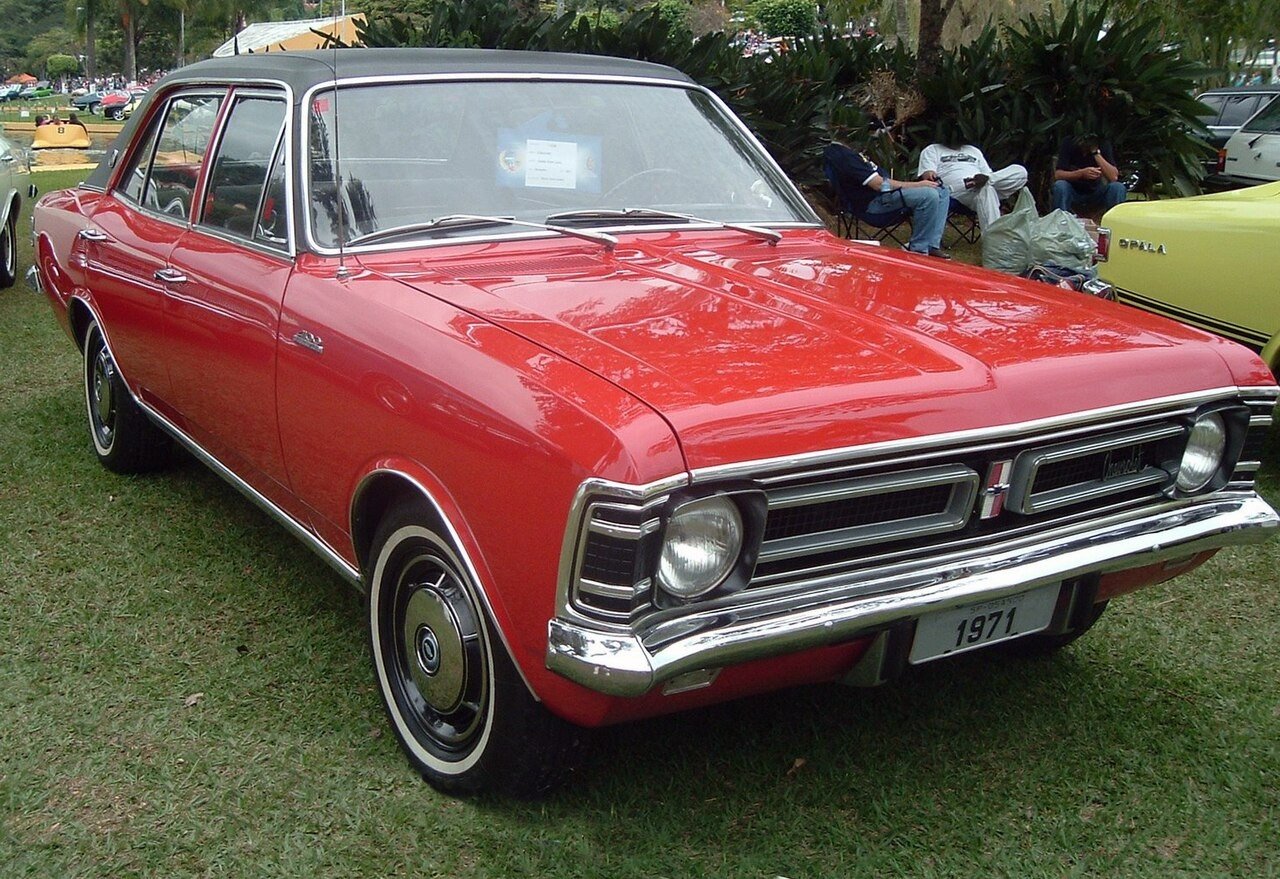 A Chevrolet é americana? Quem é o dono da GM, marca do Onix e do Opala 6 Chevrolet Opala 3800 de 1971, exposto em um encontro de carros antigos no Brasil.