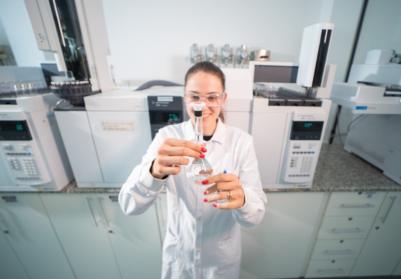 Quem é o dono da Cimed? A família por trás do Carmed 4 Atividade em laboratório apresentada pela Cimed em seu acervo institucional.
