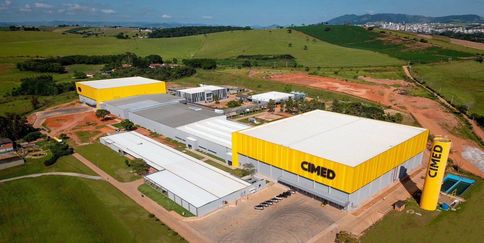 Quem é o dono da Cimed? A família por trás do Carmed 3 Vista aérea de unidade da Cimed, em fotografia do acervo institucional.