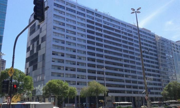A Claro é brasileira? Quem é o dono da operadora, controlada pela mexicana América Móvil 2 Prédio comercial alto e comprido, com fachada de janelas, onde fica a área de relações com investidores da Claro no Rio de Janeiro