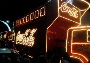 Caminhão iluminado da caravana de Natal da Coca-Cola em Sertãozinho (SP), em 2013