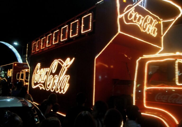 Caminhão iluminado da caravana de Natal da Coca-Cola em Sertãozinho (SP), em 2013