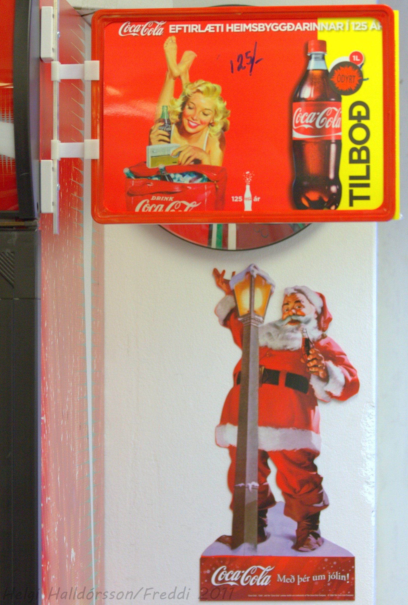 A Coca-Cola inventou o Papai Noel de roupa vermelha? Mito e história 2 Display de loja com o Papai Noel no estilo criado por Haddon Sundblom para a Coca-Cola.