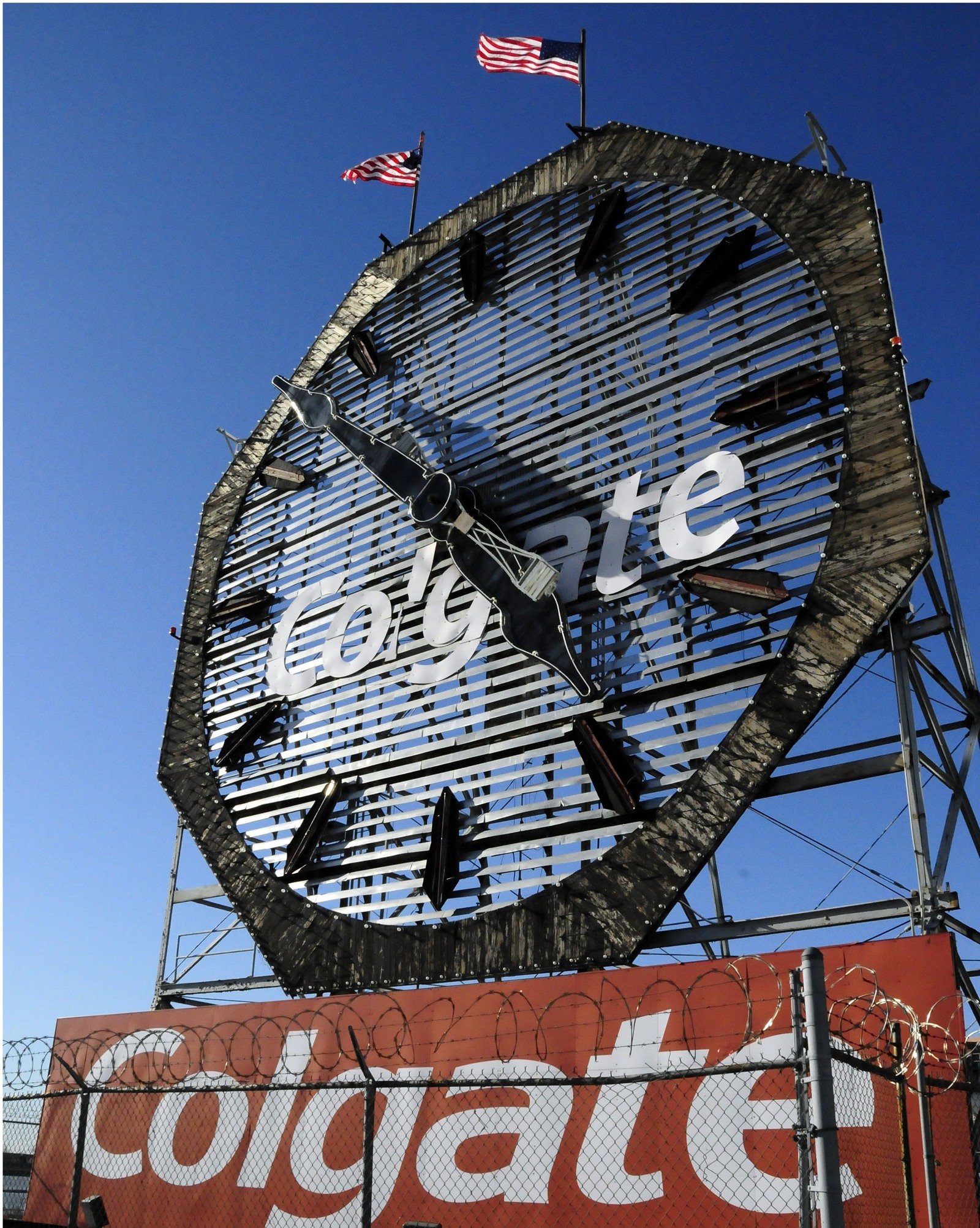 Colgate é de qual país? Quem é o dono da marca de pasta de dente 7 Relógio Colgate em Jersey City, nos Estados Unidos, fotografado em 2009. O marco foi inaugurado em 1924.