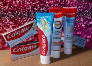 Cremes dentais Colgate destinados ao mercado russo, fotografados em 2022
