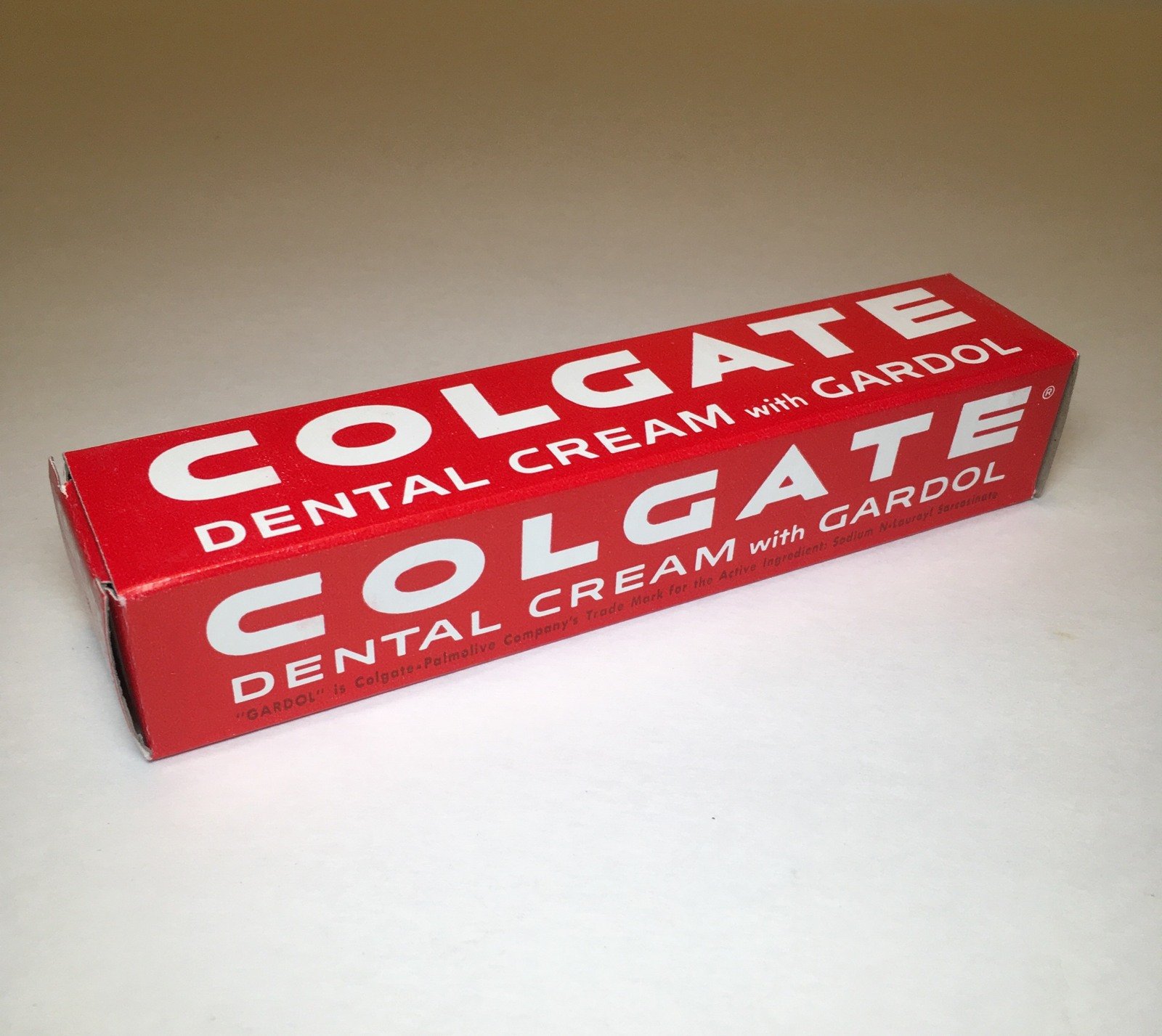 Colgate é de qual país? Quem é o dono da marca de pasta de dente 5 Caixa histórica de Colgate Dental Cream com Gardol, datada aproximadamente dos anos 1950 no acervo.