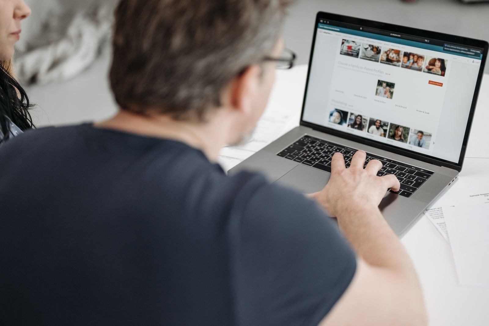 Demissão sem justa causa: direitos, aviso prévio, multa do FGTS e cálculo 9 Homem navegando em um site no notebook