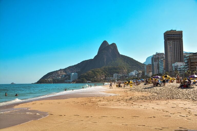 Praia de Ipanema, no Rio de Janeiro, com o morro Dois Irmãos ao fundo