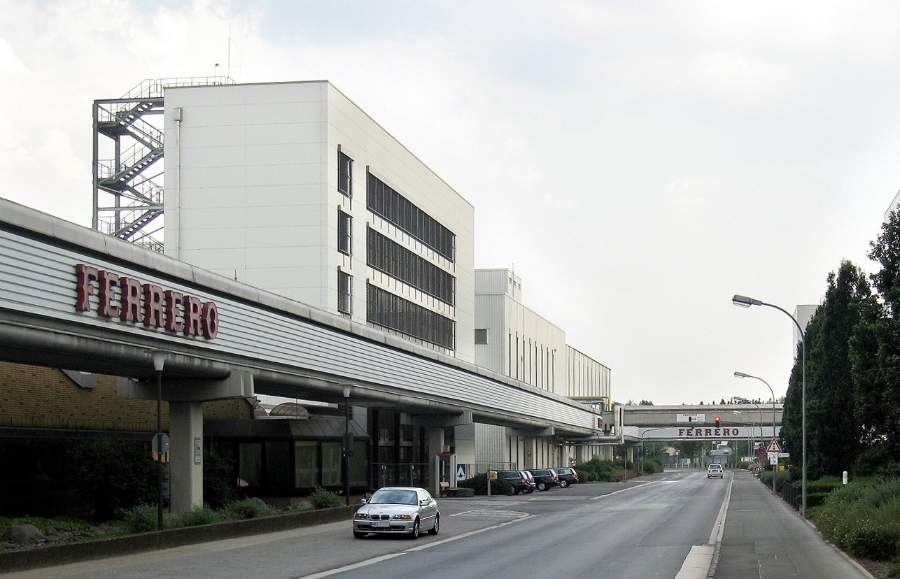 Quem é o dono da Nutella? A família por trás do creme de avelã 3 Fábrica da Ferrero em Stadtallendorf, Alemanha, em 2006