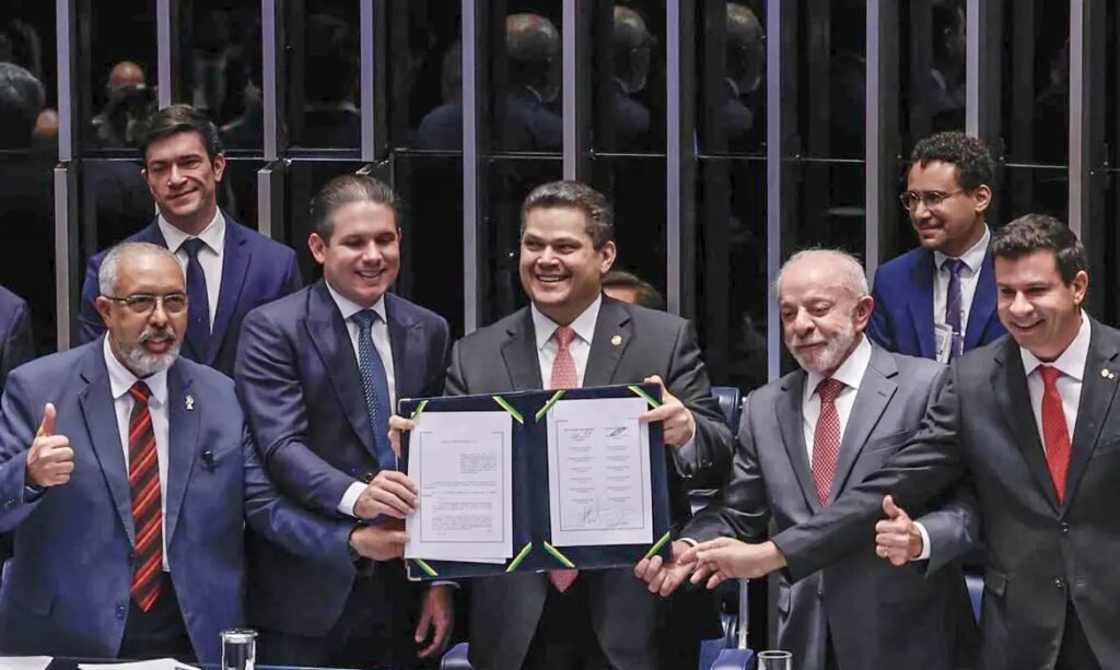 Fim da 6x1 é promulgado: jornada cai para 42 horas em dezembro; veja o que muda 1 Parlamentares e o presidente da República exibem o texto da Emenda Constitucional 141 no plenário do Senado