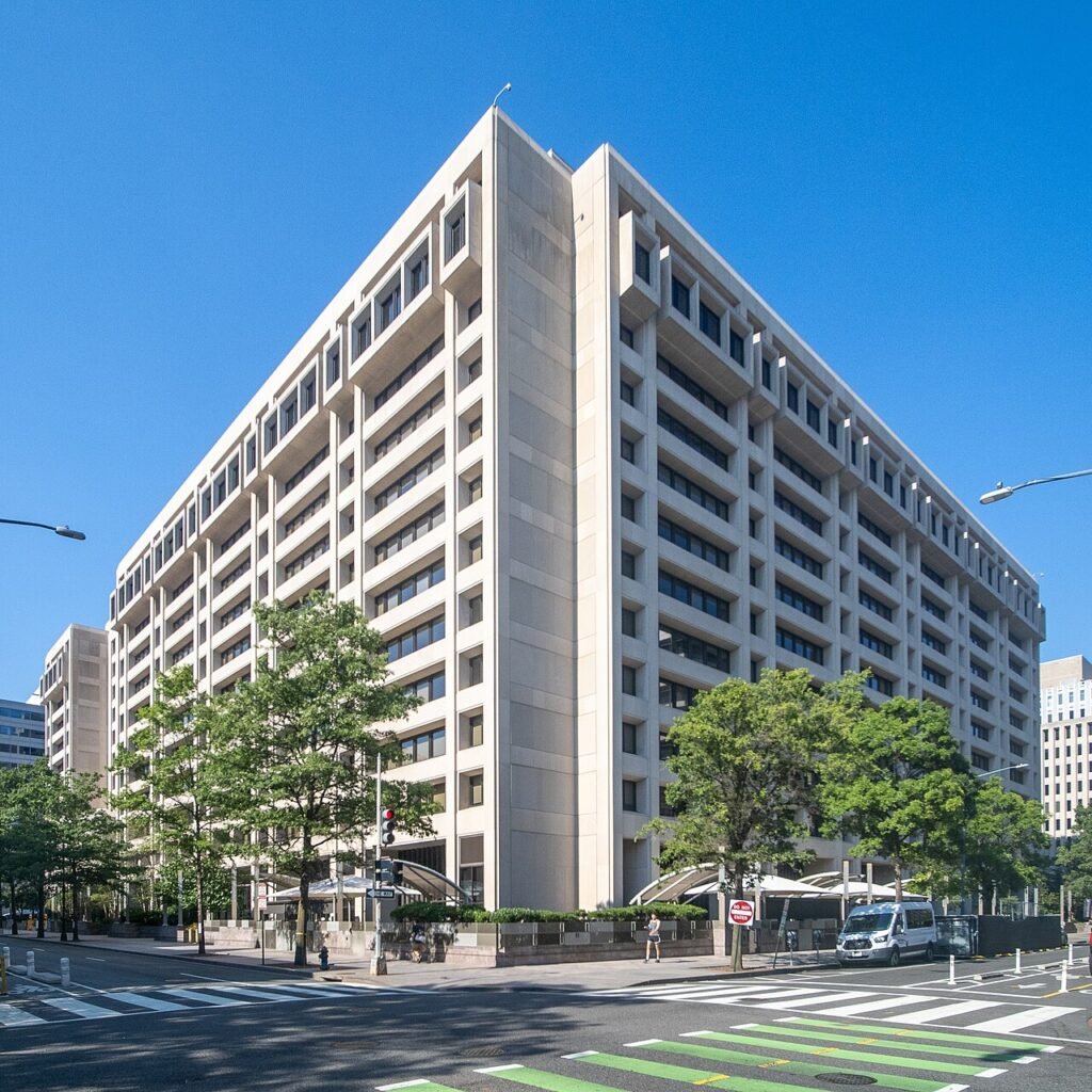 FMI corta previsão do PIB: Brasil deve crescer 1,9% em 2027 1 Edifício-sede do Fundo Monetário Internacional em Washington, fotografado em junho de 2024