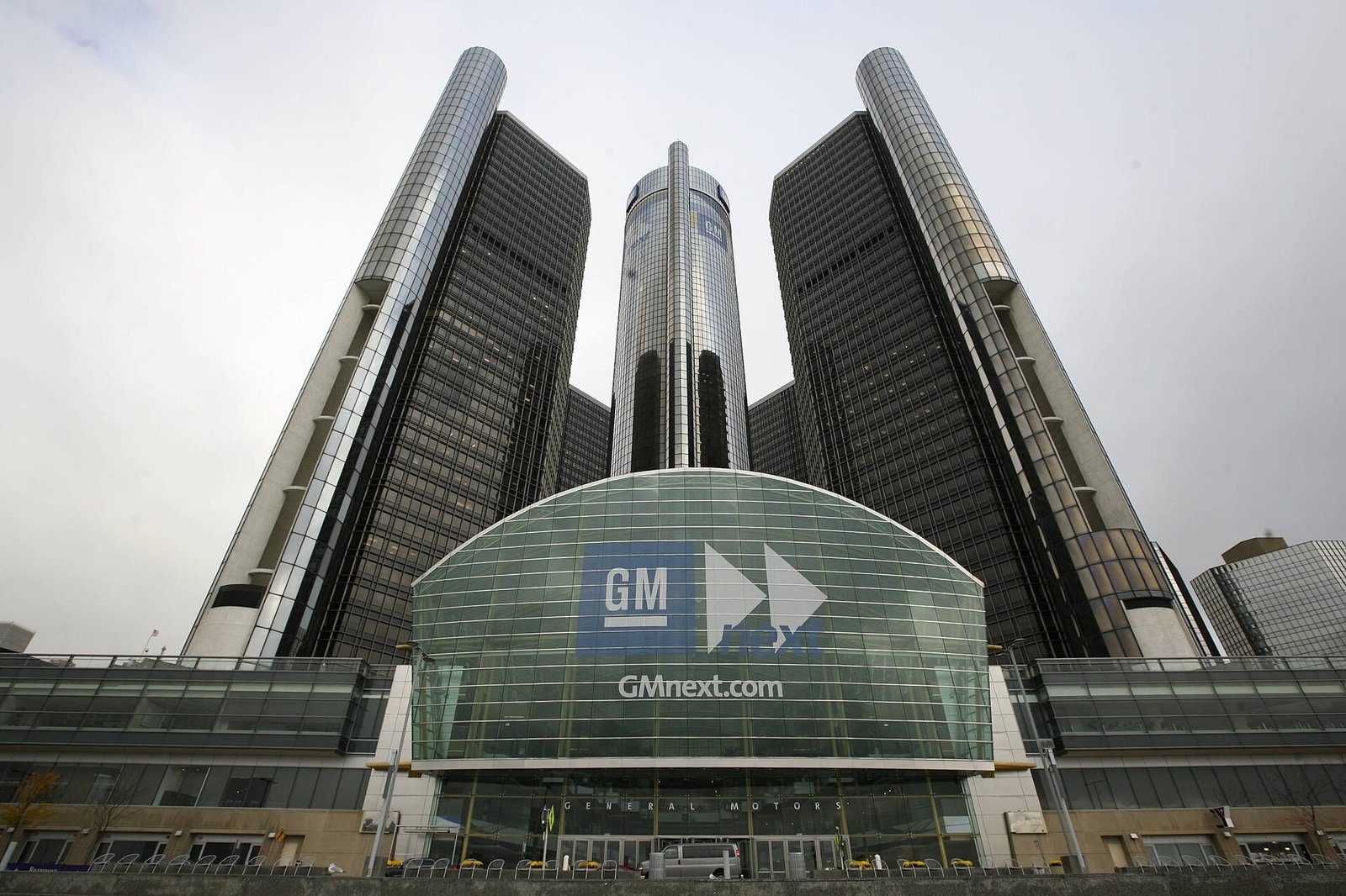 A Chevrolet é americana? Quem é o dono da GM, marca do Onix e do Opala 2 Renaissance Center, complexo em Detroit que foi por décadas a sede da General Motors, em foto de 2008.