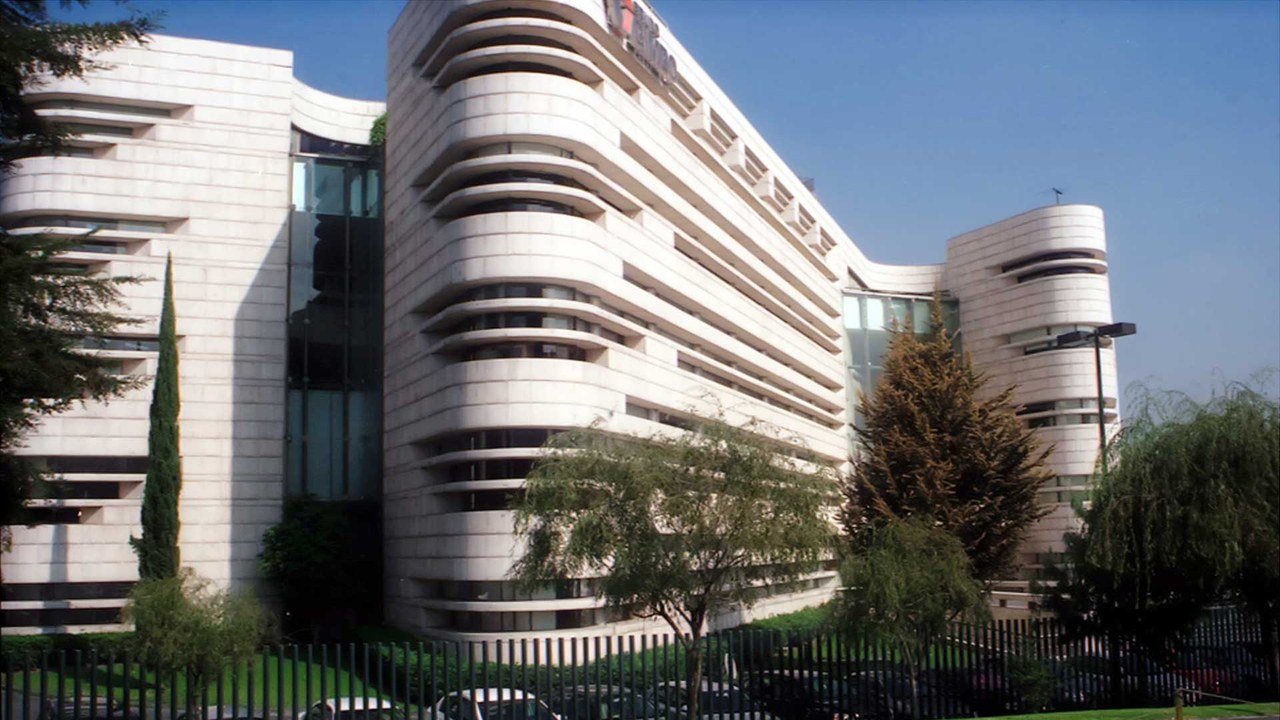 Edifício corporativo do Grupo Bimbo, de fachada clara e linhas curvas, na Cidade do México