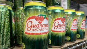 Latas de Guaraná Antarctica em prateleira de supermercado