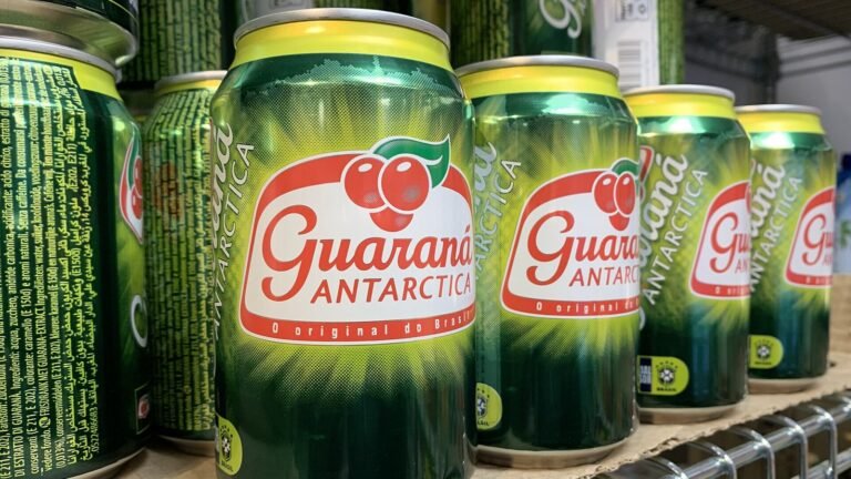 Latas de Guaraná Antarctica em prateleira de supermercado