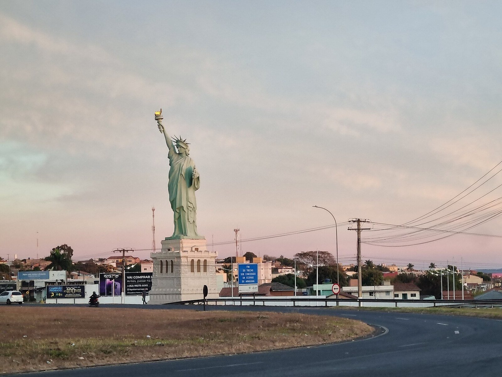 Quem é o dono da Havan? Luciano Hang, a Estátua da Liberdade e os 40 anos da rede 4 Réplica da Estátua da Liberdade em frente à megaloja da Havan em Anápolis (GO), em agosto de 2023.